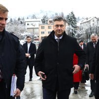 Sarajevo: Andrej Plenković položio cvijeće na mostu "Suade i Olge"