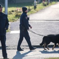 Okupljanje prosvjednika protiv covid mjera pred zatvorom u Remetincu