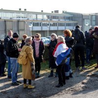 Okupljanje prosvjednika protiv covid mjera pred zatvorom u Remetincu
