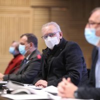 Davor Božinović gleda u Krunoslava Capaka