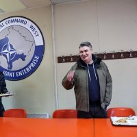 Milanović s hrvatskim vojnicima ručao bakalar koji je donio iz Hrvatske