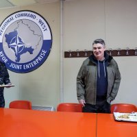Milanović s hrvatskim vojnicima ručao bakalar koji je donio iz Hrvatske