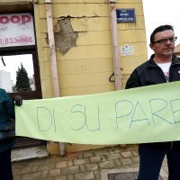 Petrinjci dočekali Plenkovića zvižducima i transparentima