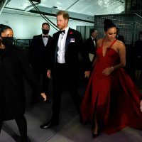 Meghan Markle u Carolina Herrera haljini, štiklama Giuseppe Zanotti s Cartierovom narukvicom i Birks naušnicama