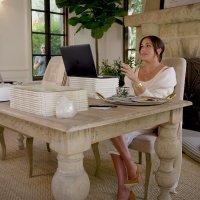 Meghan Markle ui Co Collection ogrtaču, majici i hlačama