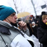 Građani se okupili prosvjedujući ispred zgrade ureda Visokog predstavnika u BiH