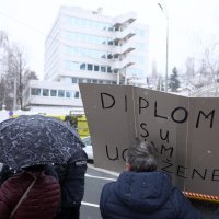 Građani se okupili prosvjedujući ispred zgrade ureda Visokog predstavnika u BiH