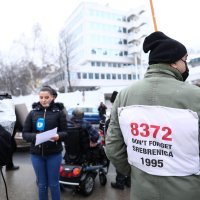 Građani se okupili prosvjedujući ispred zgrade ureda Visokog predstavnika u BiH