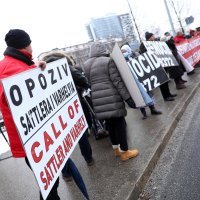 Građani se okupili prosvjedujući ispred zgrade ureda Visokog predstavnika u BiH