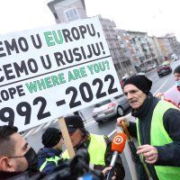 Građani se okupili prosvjedujući ispred zgrade ureda Visokog predstavnika u BiH