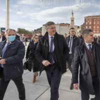 Premijer Andrej Plenković sa suradnicima prošetao splitskom Rivom