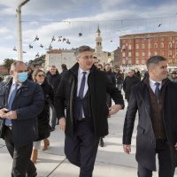Premijer Andrej Plenković sa suradnicima prošetao splitskom Rivom