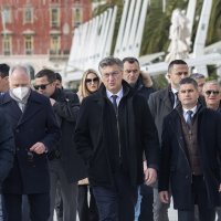 Premijer Andrej Plenković sa suradnicima prošetao splitskom Rivom