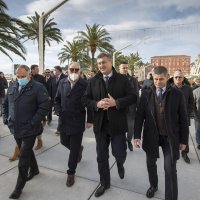 Premijer Andrej Plenković sa suradnicima prošetao splitskom Rivom
