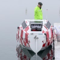 Porinut čamac Fenix kojim će dvojica časnika veslati preko Atlantskog oceana
