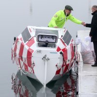 Porinut čamac Fenix kojim će dvojica časnika veslati preko Atlantskog oceana