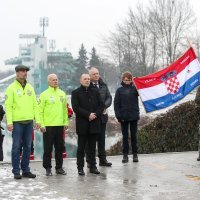 Porinut čamac Fenix kojim će dvojica časnika veslati preko Atlantskog oceana