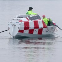 Porinut čamac Fenix kojim će dvojica časnika veslati preko Atlantskog oceana