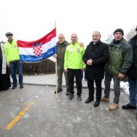 Porinut čamac Fenix kojim će dvojica časnika veslati preko Atlantskog oceana