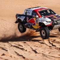 Nasser Al-Attiyah s Toyotom GR DKR Hilux T1+ vodi na reliju Dakar 2022