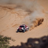 Nasser Al-Attiyah s Toyotom GR DKR Hilux T1+ vodi na reliju Dakar 2022