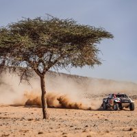 Nasser Al-Attiyah s Toyotom GR DKR Hilux T1+ vodi na reliju Dakar 2022