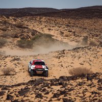 Nasser Al-Attiyah s Toyotom GR DKR Hilux T1+ vodi na reliju Dakar 2022