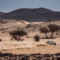 Nasser Al-Attiyah s Toyotom GR DKR Hilux T1+ vodi na reliju Dakar 2022