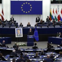 Komemoracija povodom smrti Davida Sassolija