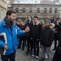 Ivan Pernar održao jednosatno predavanje srednjoškolcima ispred Hrvatskog sabora 01