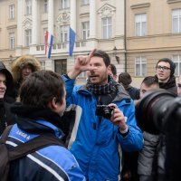 Ivan Pernar održao jednosatno predavanje srednjoškolcima ispred Hrvatskog sabora 03