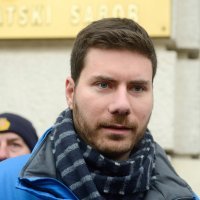 Ivan Pernar održao jednosatno predavanje srednjoškolcima ispred Hrvatskog sabora 05