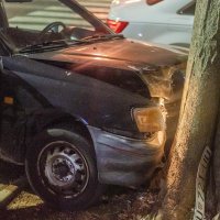 Pula: Bježali policiji u ukradenom automobilu pa se zabili u stablo