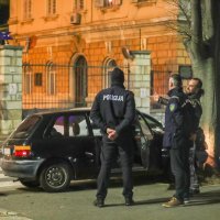 Pula: Bježali policiji u ukradenom automobilu pa se zabili u stablo