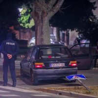 Pula: Bježali policiji u ukradenom automobilu pa se zabili u stablo