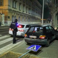 Pula: Bježali policiji u ukradenom automobilu pa se zabili u stablo