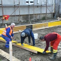 Nakon više od godinu dana od potresa započela izgradnja prve zamjenske kuće u državnoj obnovi