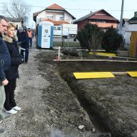 Nakon više od godinu dana od potresa započela izgradnja prve zamjenske kuće u državnoj obnovi