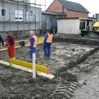 Nakon više od godinu dana od potresa započela izgradnja prve zamjenske kuće u državnoj obnovi