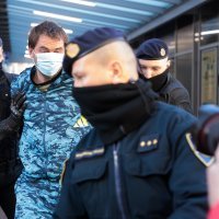 Privođenje osumnjičenog za ubojstvo u centru Rijeke