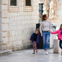 Emily Blunt s djecom na Stradunu