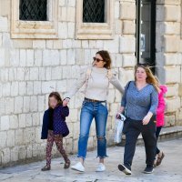 Emily Blunt s djecom na Stradunu