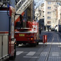 Vatrogasci uklanjaju dijelove fasada stradalih u potresu