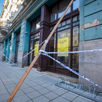 S bivšeg hotela Royal u Osijeku otpada fasada