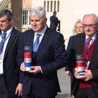 Predsjedništvo HNS-a položilo vijence s spomen poginulim braniteljima