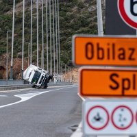 Bura prevrnula kamion na mostu u Dubrovniku