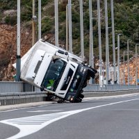 Bura prevrnula kamion na mostu u Dubrovniku