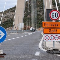 Bura prevrnula kamion na mostu u Dubrovniku