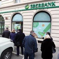 Redovi Zagrepčana ispred Sberbanke