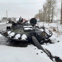 Uništeno rusko vojno vozilo na cesti u Blizini Harkiva